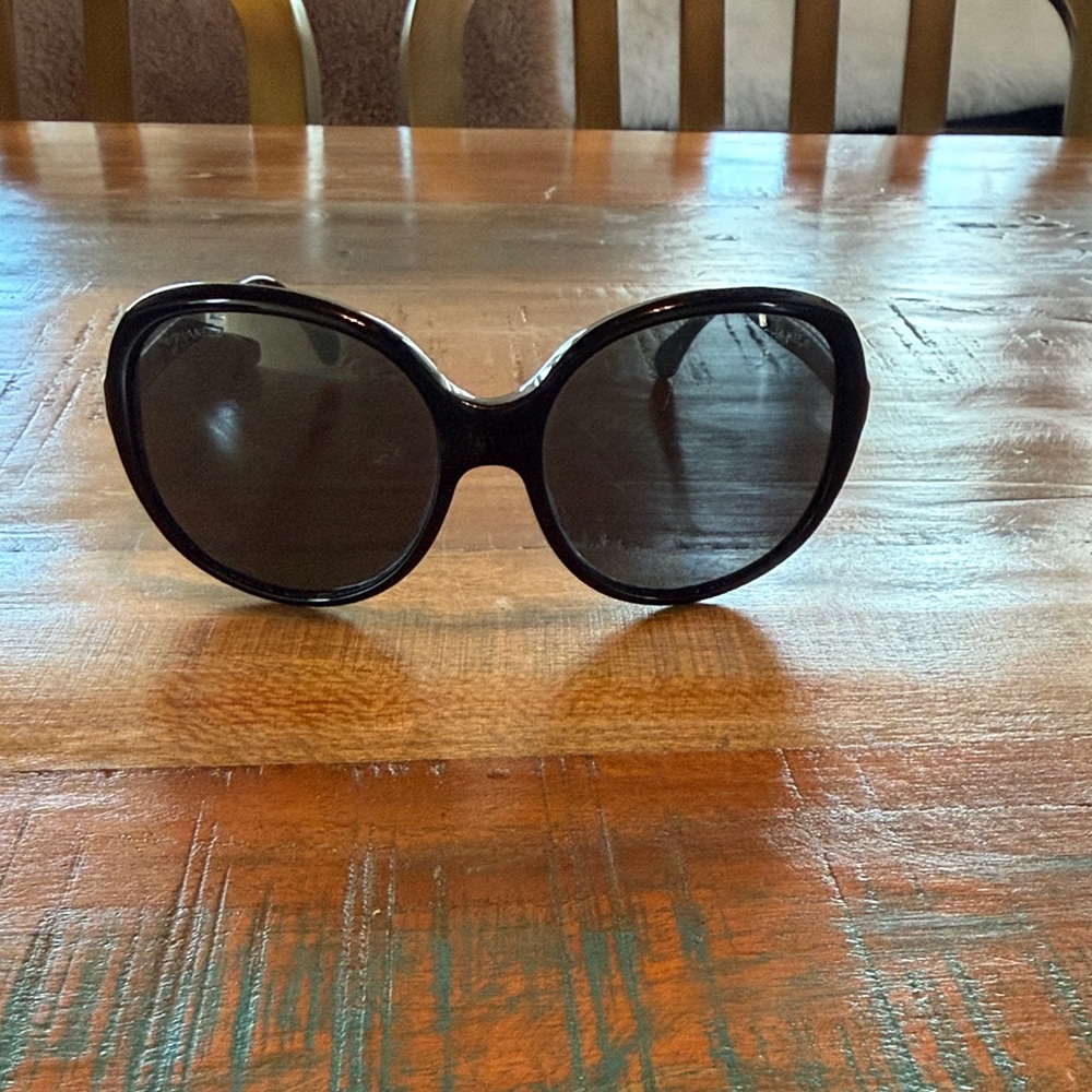 Chic CHANEL women’s Black Sunglasses with Case